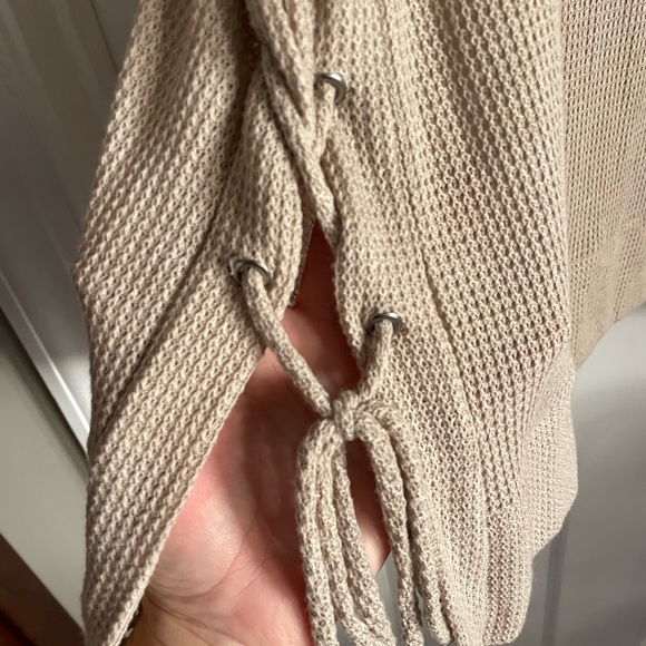 NWOT waffle knit top with side grommet/tie details. - Picture 3 of 6